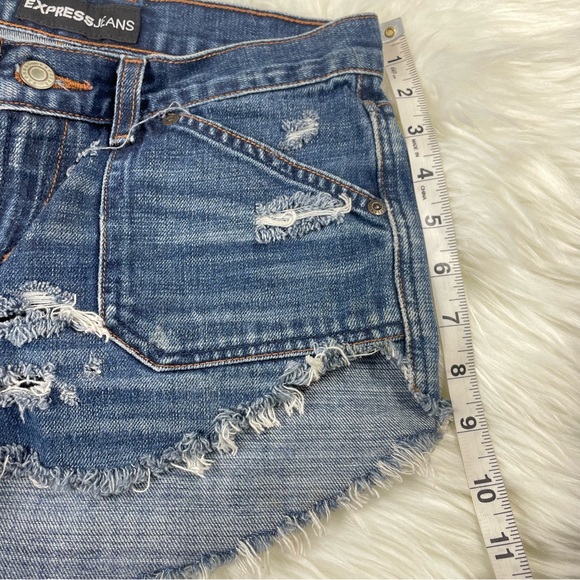🔥Vtg EXPRESS Distressed Frayed Hem Jean Shorts High Waist Mid Wash Denim 3/4 - Picture 14 of 16